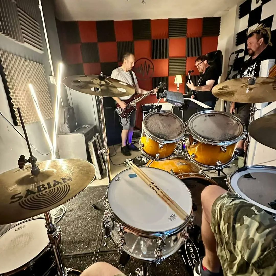 RatsArseBand's tweet photo. It’s all sweaty at RATS AR$E HQ tonight….. warming up for a relentless practice👌🤘👌🤘
#RatsArse #Punk #Rock #Guitar #Bass #Drums #Music #Alternative #Band #Indie #Grunge #Doom #StreetPunk #PunkBands #PunkRock #PunkMusic #PunksNotDead #PunkRockMusic #PunkRocker #Punx https://t.co/GBEARfd0GR