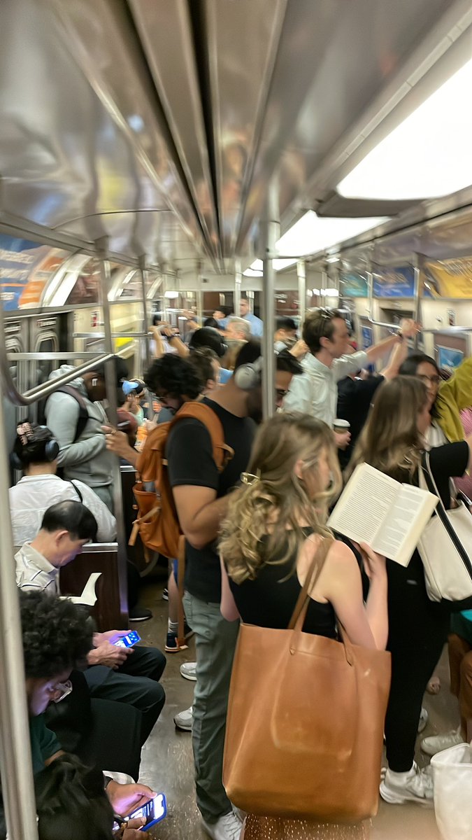 NYC subway riders not wearing their masks. Why? Didn’t we pay a high enough price already? #StopDisease #StopTheFlu #StopCOVID19