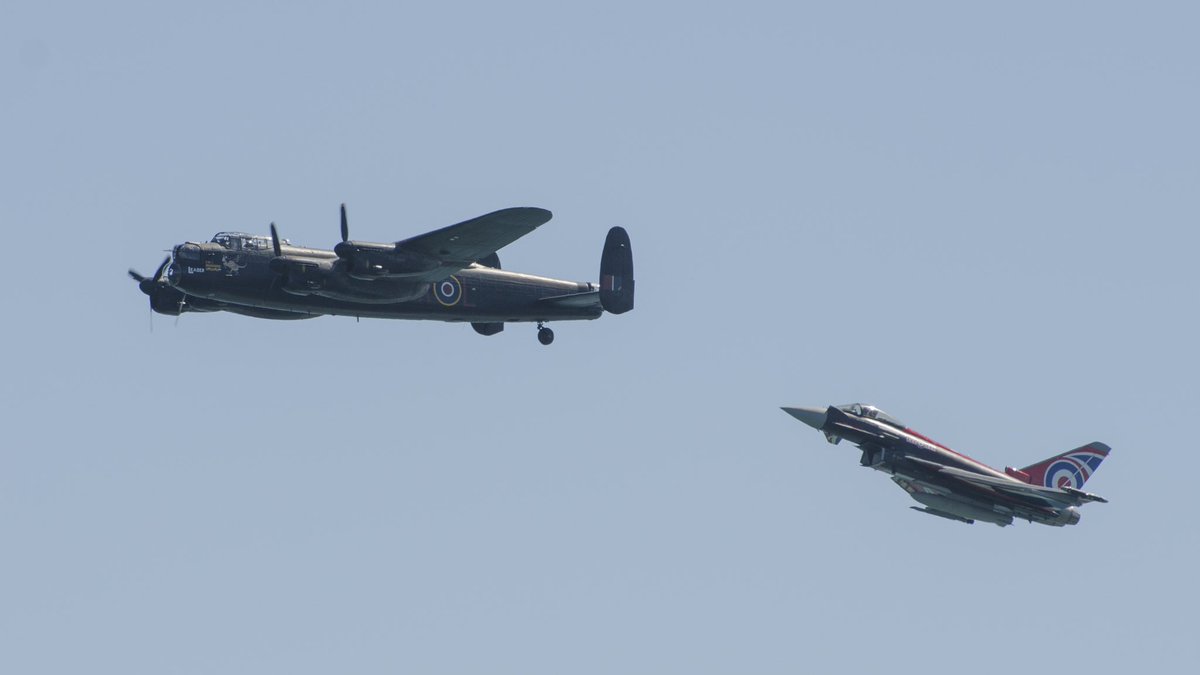 excelmate's tweet photo. @EB_Airshow Sunday airshow https://t.co/j4k9PSiy9N