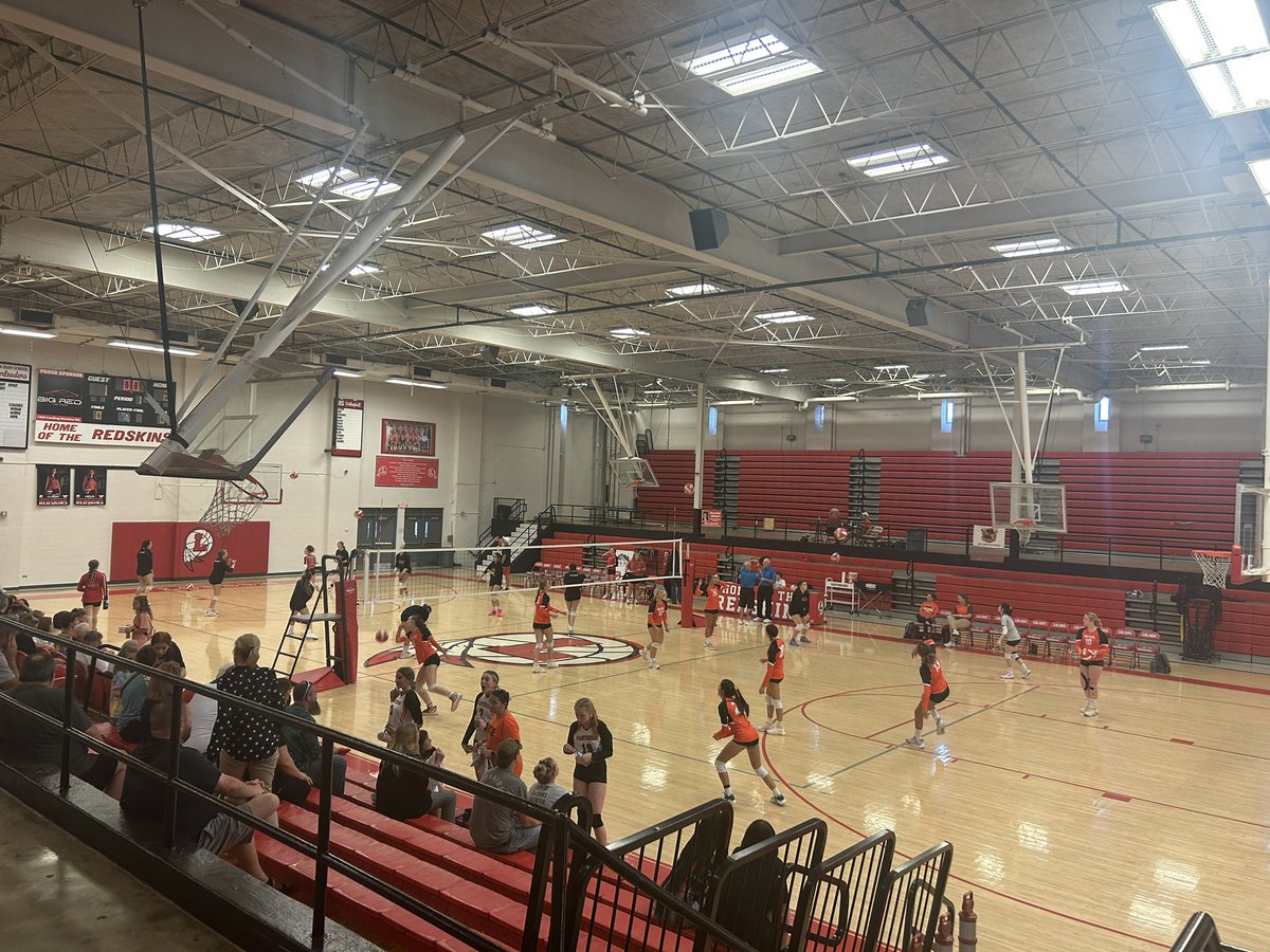 I’m here at Loudon High School for the Battle of the Bridge Volleyball Matchup 🏐 

Should be a good one follow along for live updates throughout. 

Winner gets the bridge 

#Loudon #LadyRedskins #LenoirCity #LadyPanthers 

@NewsHeraldSport