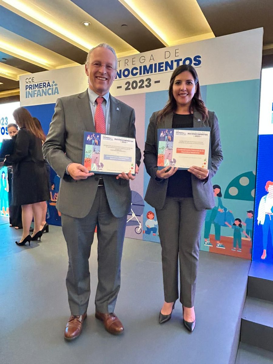 cceoficialmx's tweet photo. El Pdte. @fcervantes5 lideró la entrega de reconocimientos de la #RedCCE por la #PrimeraInfancia, a Pdtes. de los organismos empresariales que integran al #CCE y empresas cuyas acciones han contribuido a generar un impacto positivo en las niñas y los niños del país. #CCEConLaPrimeraInfancia #CCE2030