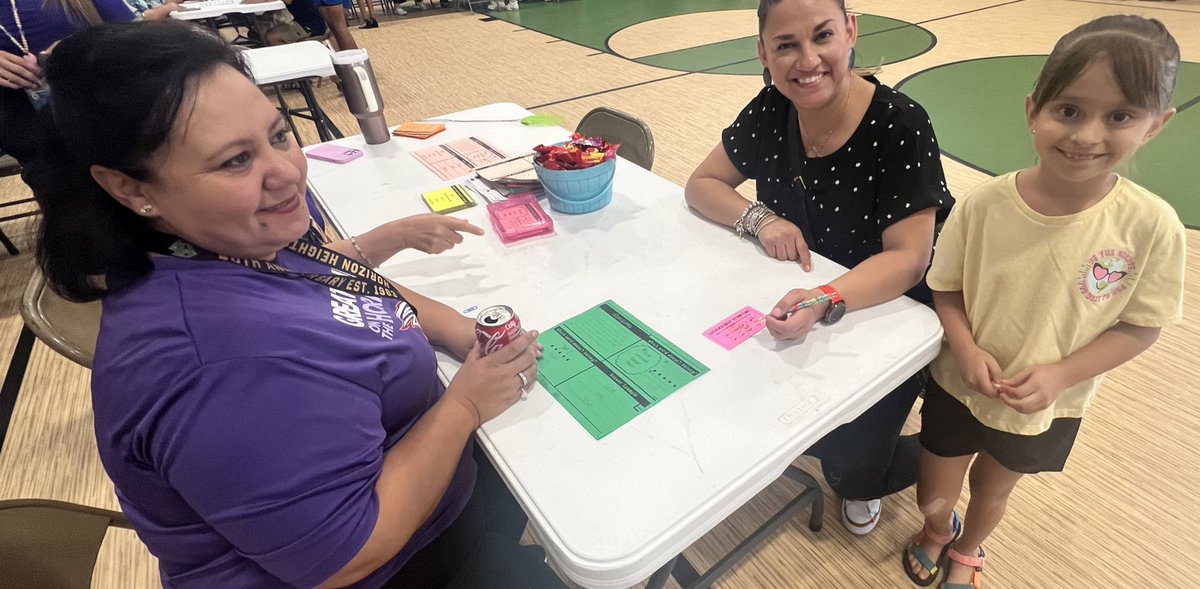 Horizon Heights Learning community working together to reinforce literacy at school and at home.  #TeamSISD #GreatnessontheHorizon #passionledushere