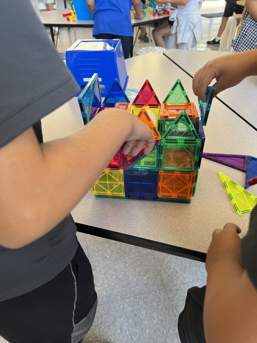 Sequoia524's tweet photo. #STEAMLAB Students collaborating on structures and machines. ⁦@SequoiaEL⁩ ⁦@SequoiaSteam277⁩ ⁦@ricard_mona⁩ https://t.co/9iNtBREIcV