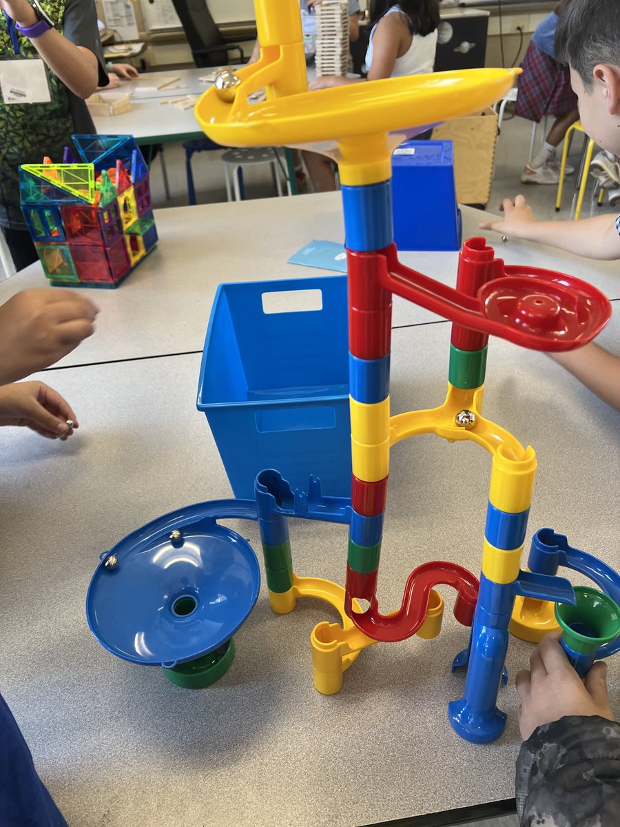Sequoia524's tweet photo. #STEAMLAB Students collaborating on structures and machines. ⁦@SequoiaEL⁩ ⁦@SequoiaSteam277⁩ ⁦@ricard_mona⁩ https://t.co/9iNtBREIcV