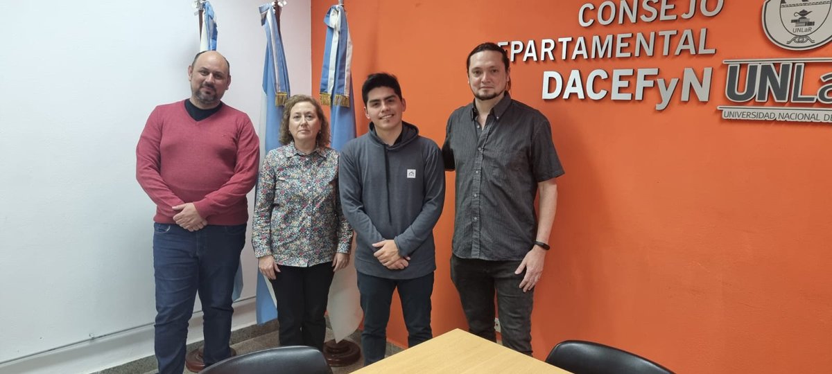 El Decano Miguel Molina, felicita a Guillermo Ramos Segura, quien el día de hoy 22 de agosto realizo la Defensa del Trabajo Final de la Carrera Licenciatura en Diseño y Producción Multimedial.
Desde nuestra Unidad Académica #DACEFyN felicitamos al flamante profesional.