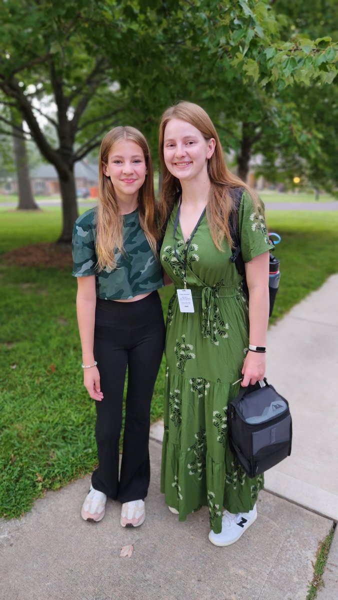 KC_LisaBurke's tweet photo. Three Burkes in NKC schools this year--first day of 9th grade for Penelope,  first day of 7th grade for Amelia, and first day as a building sub for Emma! @NGMSgators @NorthtownNews #NKC1stDay https://t.co/IHx4PUSv1x