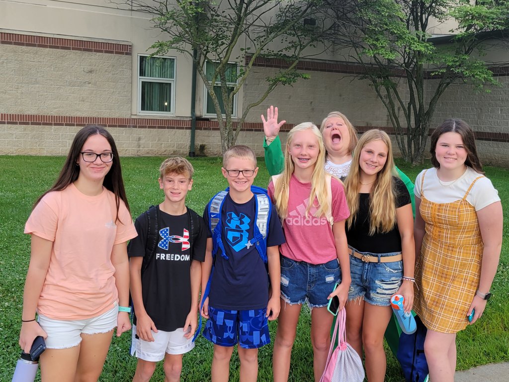 MaryvilleMiddle's tweet image. We had a great first day of school at MMS! #Spoofhoundpride