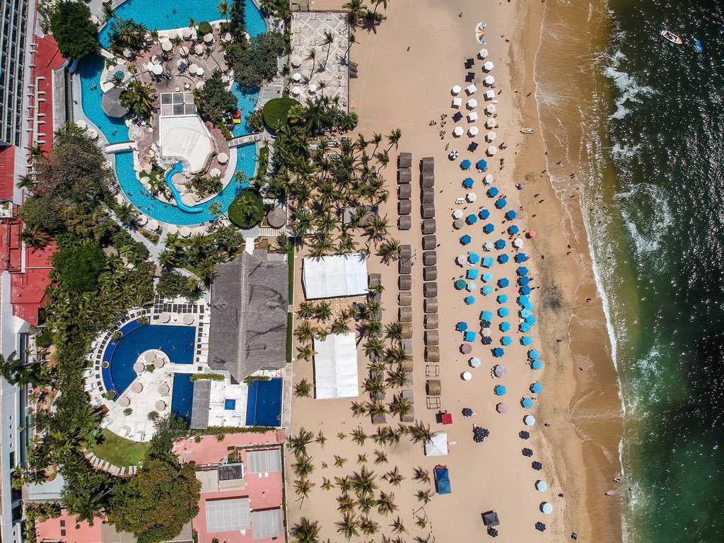 En #EmporioAcapulco contamos con una conveniente ubicación, a unos metros de la playa. 🏖️ ☀️ 
¡Ven a visitarnos! 🏨 

Para más información y cotizaciones vía WhatsApp ⬇️
walink.co/cc0804

#Acapulco