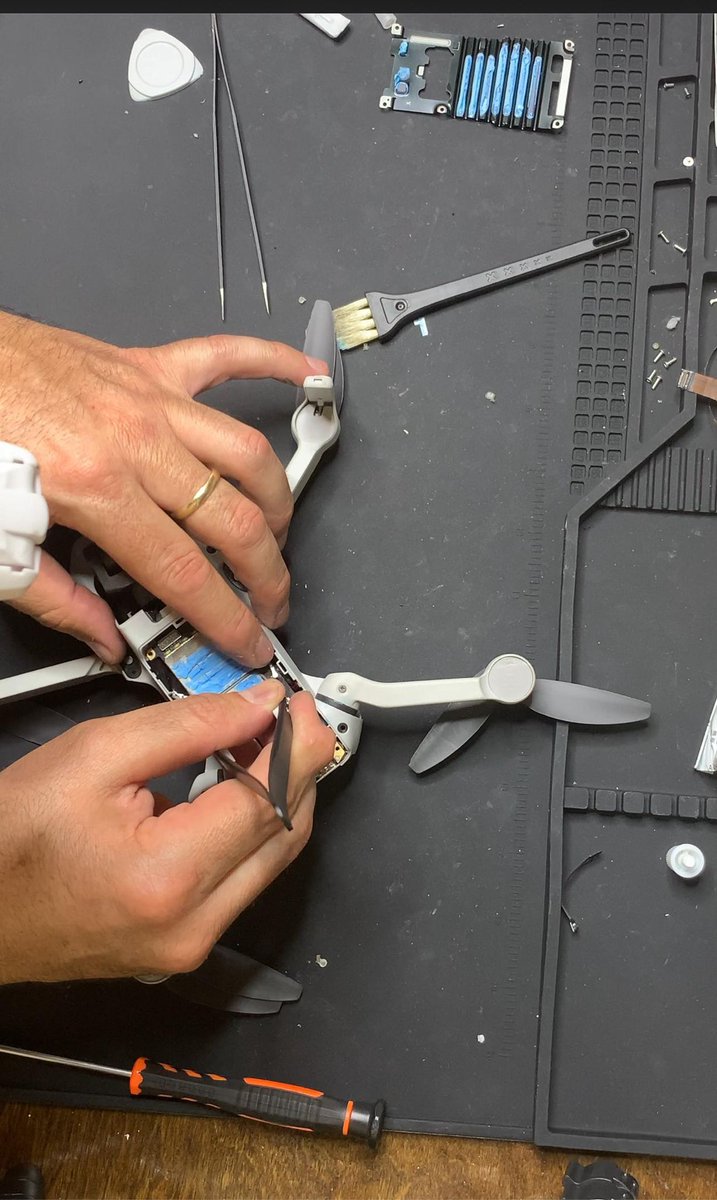 Puedes ver todas nuestras reparaciones desde nuestras redes sociales, quien mejor que nosotros para enseñaros a reparar vuestro dron? 

Síguenos ya.

Tiktok Canarias-Stock
Instagram Canarias_Stock
Youtube Canarias-Stock
Facebook Canarias-Stock