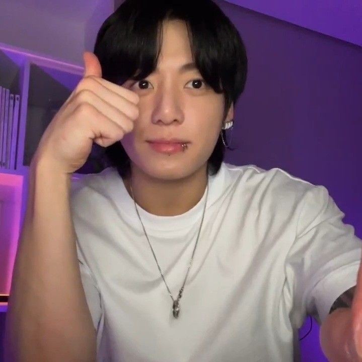 kooklovc's tweet photo. según mis cálculos:

∆ = b² - 4.a.c
            -b± √∆
      x= ————
               2a

= extraño mucho a jungkook https://t.co/IIPdF2tDKg