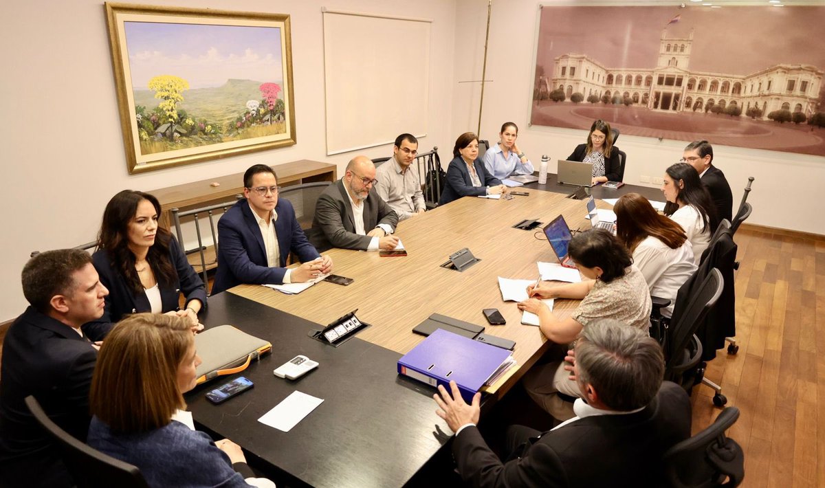 SantiPenap's tweet photo. Invertir en educación es invertir en el futuro del país. Hoy se llevó adelante una reunión de trabajo para abordar de manera conjunta el desafío de mejorar la infraestructura educativa. https://t.co/AQZhUqPPV9