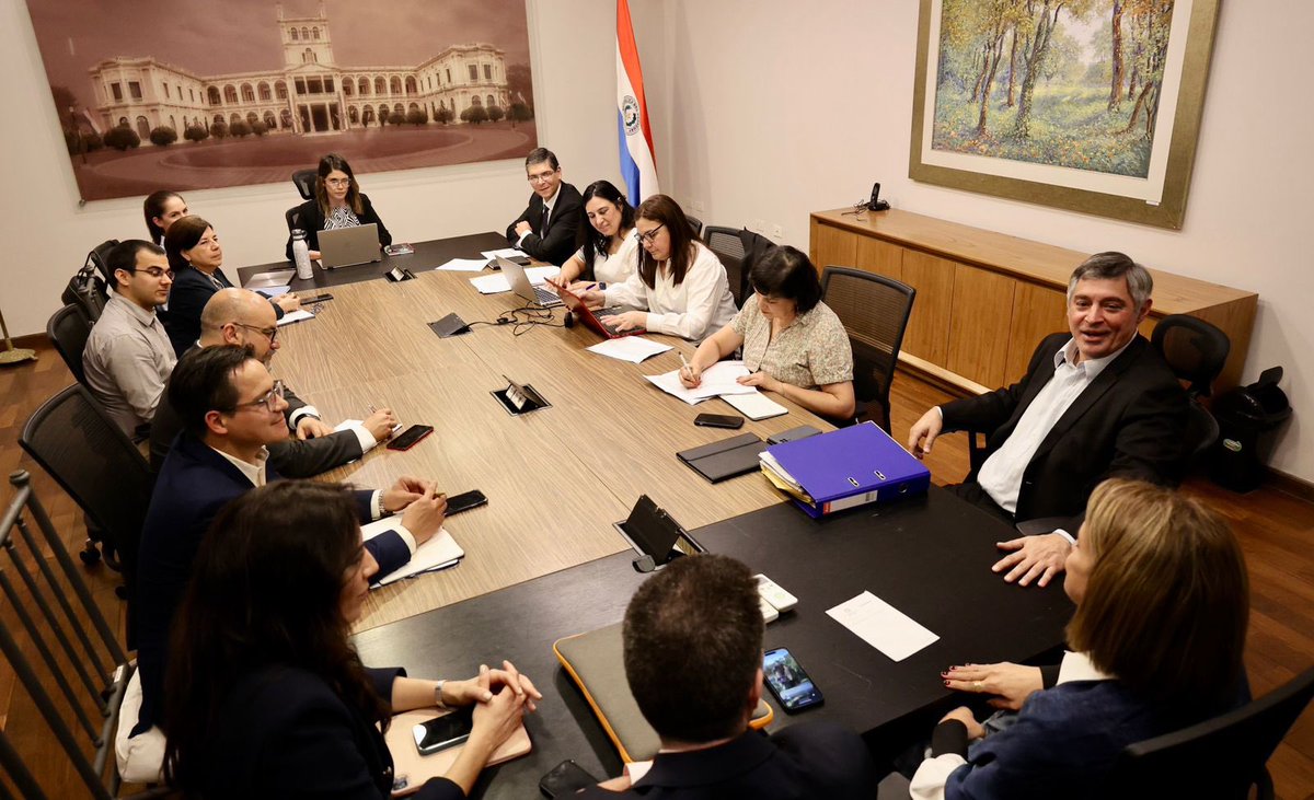 SantiPenap's tweet photo. Invertir en educación es invertir en el futuro del país. Hoy se llevó adelante una reunión de trabajo para abordar de manera conjunta el desafío de mejorar la infraestructura educativa. https://t.co/AQZhUqPPV9