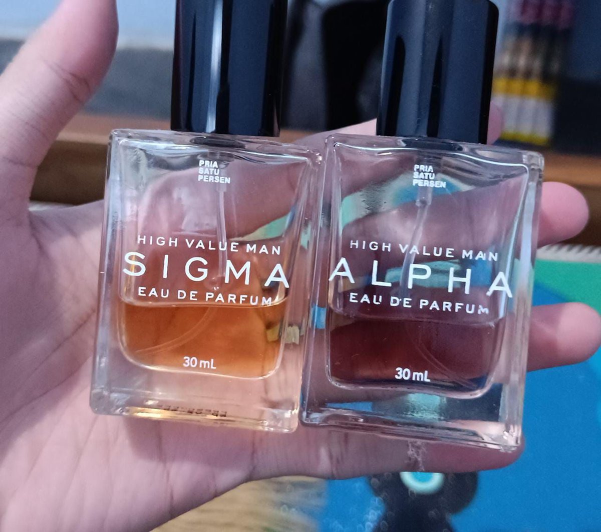 iwyxge's tweet photo. Sumpah bahaya banget nih parfum. Gue pake di sekolah, temen-temen cewek malah nyiumin leher gue dari belakang, trs gebetan gue cemburu 🤣🤣 saran aja si, jangan pake kalo lu pade udah punya pacar yee https://t.co/oSyKdvIcZB