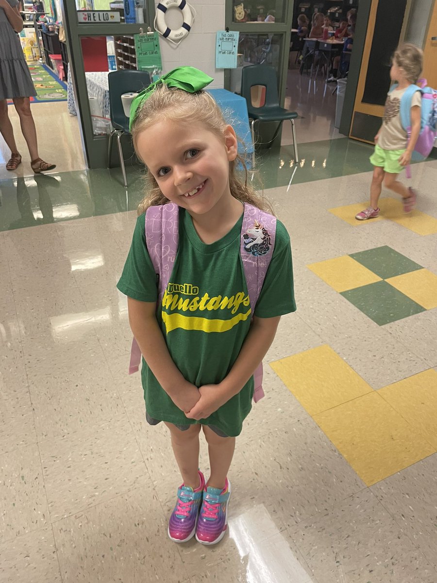 MrsKinnisonDUE's tweet photo. This cutie stopped by to see me today to show me her spirit bow!! 💚💛 We’ve got spirit yes we do!! #spiritleaders #WeAreDuello https://t.co/HfqOMNf6bl