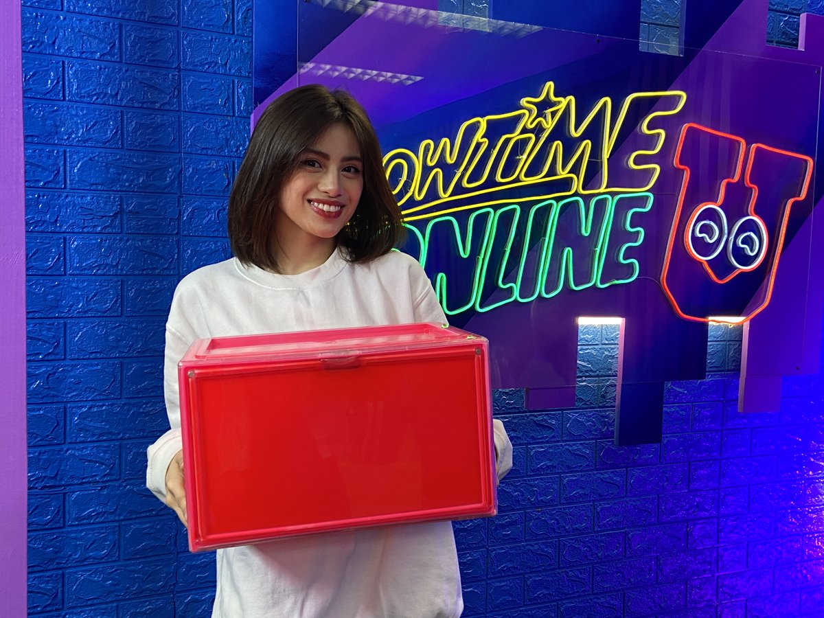 itsShowtimeNa's tweet photo. 🌟Madlang Onliners! Mag-comment down belong na ng KAHON NI ANNE #ShowtimeCutieverse kung sa palagay nyo nasa kahon ni ANNE ang swerte para maimbitahan namin kayong manuod ng Showtime LIVE na LIVE!

NOTE: Ang post na ito ay valid lang ngayong araw, Aug 23, 2023 https://t.co/0cPJx94CrZ
