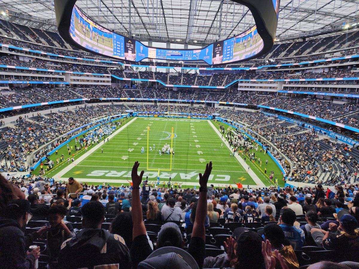 So I was there for the #hurriquake but saw no Hurri and felt no Quake. I was, however, whodatting! ⚜️ #whodat