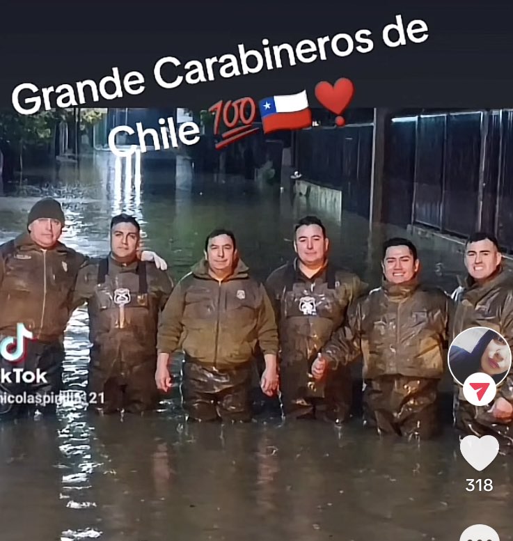 medusaglo's tweet photo. CARABINEROS 
DE CHILE 🇨🇱 
LA MEJOR FOTO 2023
👏👏👏👏👏👏👏👏👏👏👏👏👏👏👏👏👏👏
“Siempre presente para ayudar” …. https://t.co/TCUjT8uLqi