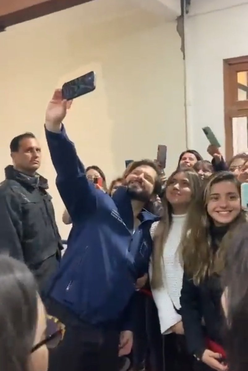popepa5's tweet photo. #Inundaciones
#GranHermanoCHV 
Cuándo  no sabes hacer ni una huea más  que tomarte selfies.

Nada se sabe de 300 habitantes atrapados sin comida en #Upeo https://t.co/DRXA5Aa3aw