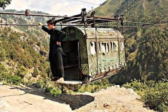 KhSaad_Rafique's tweet photo. یہ بٹگرام میں کیبل ڈولی ہے، اسکول کے طلباء اور خاندان روزانہ اس پر  سفر کرتے ہیں۔  10 سال پی ٹی آئی نے حکومت کی اس صوبے پر اور بہت شور مچاتے رہے کہ ہم نے یہ کر دیا ہم نے وہ کر دیا ۔۔۔۔ لیکن افسوس لوگوں کے لئے راستے ہی نہیں بنا سکے
 صوبہ کے پی کے پر تاریخ کا سب سے زیادہ قرضہ چڑھا کر چلے گئے یاد رہے جب پی ٹی آئی کی حکومت آئی تھی اس وقت صوبہ خیبرپختونخواہ 70 ارب کے قریب مقروض تھا جب حکومت ختم ہوئی تو 900 ارب کے قریب تھا۔
Admin