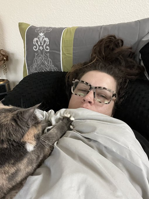 Someone please buy all the cat scratching items off my wishlist.   This new cats claws are so sharp!😬<a href="/tag/newprofilepic"class="tags"><span>#newprofilepic</span></a>