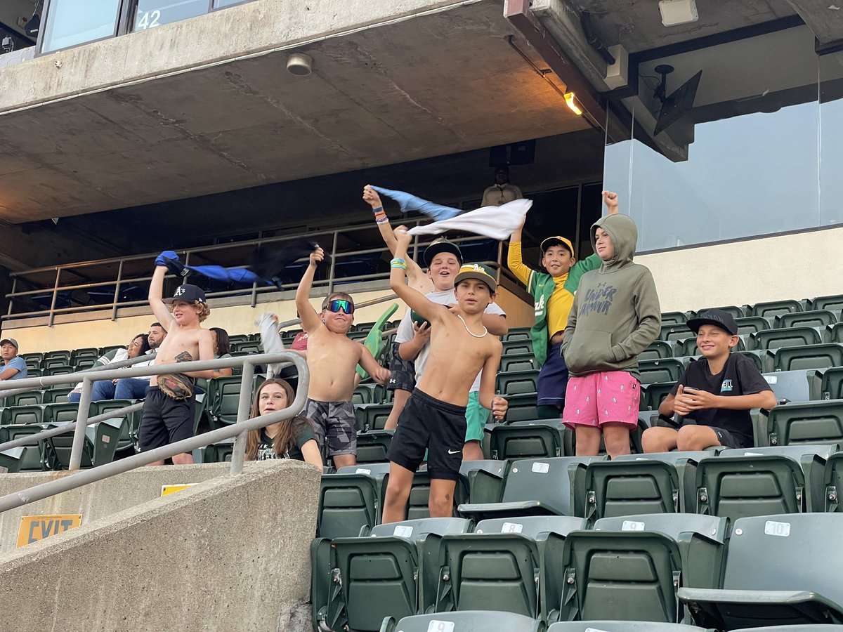 Serena17's tweet photo. @Athletics #atthecoliseum get these kids on the Jumbotron #whatschoolnight https://t.co/CP24mR1Pdf