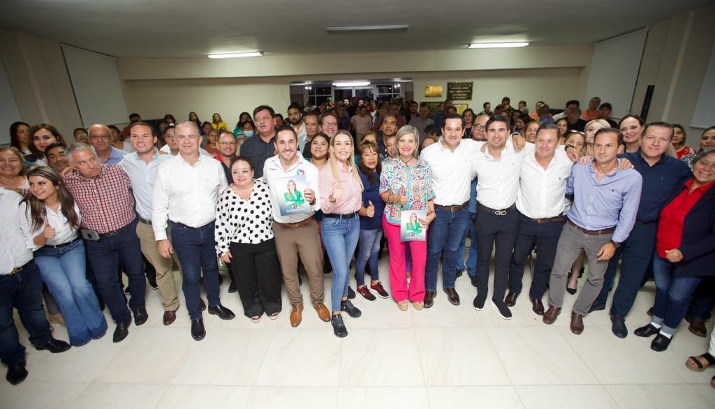 Veronica_mtz's tweet photo. Bien mojados llegamos a #PiedrasNegras pero con el todo el ánimo y gusto de presentar mi informe ante la militancia de nuestro partido.

Agradezco a todos los que pudieron acompañarnos y por sus muestras de cariño.

Seguimos de cerca, cumpliéndole a la gente. 

#Coahuila https://t.co/IyfYqkYLMy
