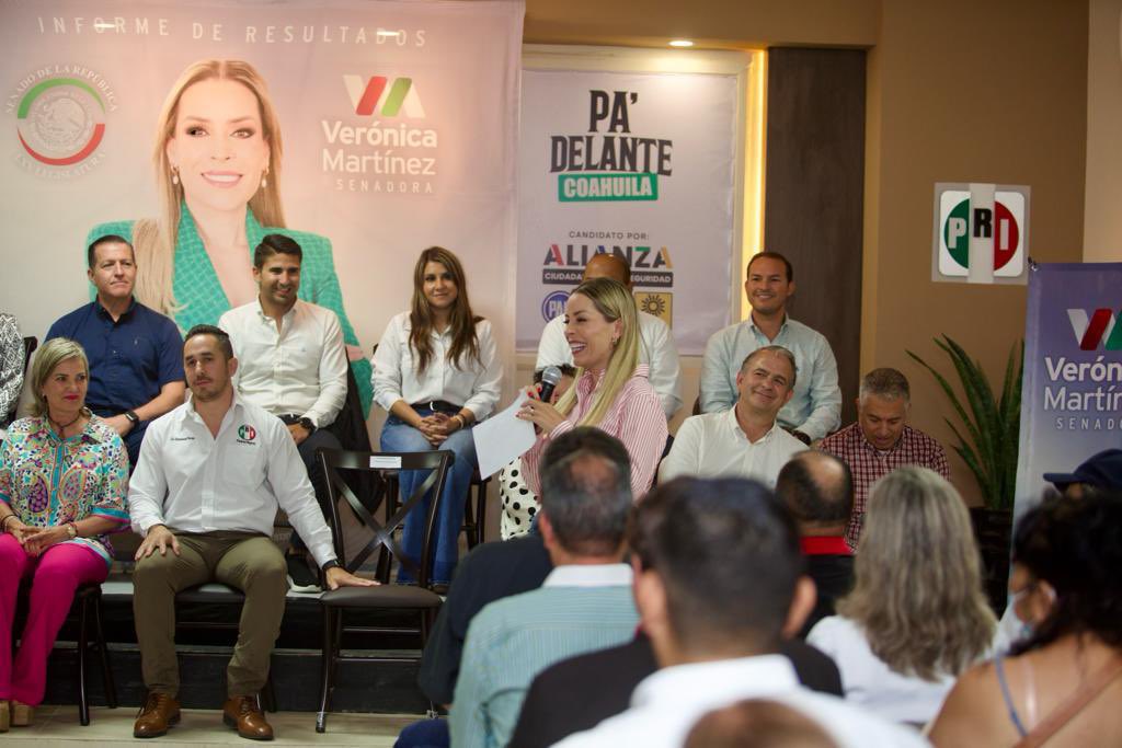Veronica_mtz's tweet photo. Bien mojados llegamos a #PiedrasNegras pero con el todo el ánimo y gusto de presentar mi informe ante la militancia de nuestro partido.

Agradezco a todos los que pudieron acompañarnos y por sus muestras de cariño.

Seguimos de cerca, cumpliéndole a la gente. 

#Coahuila https://t.co/IyfYqkYLMy