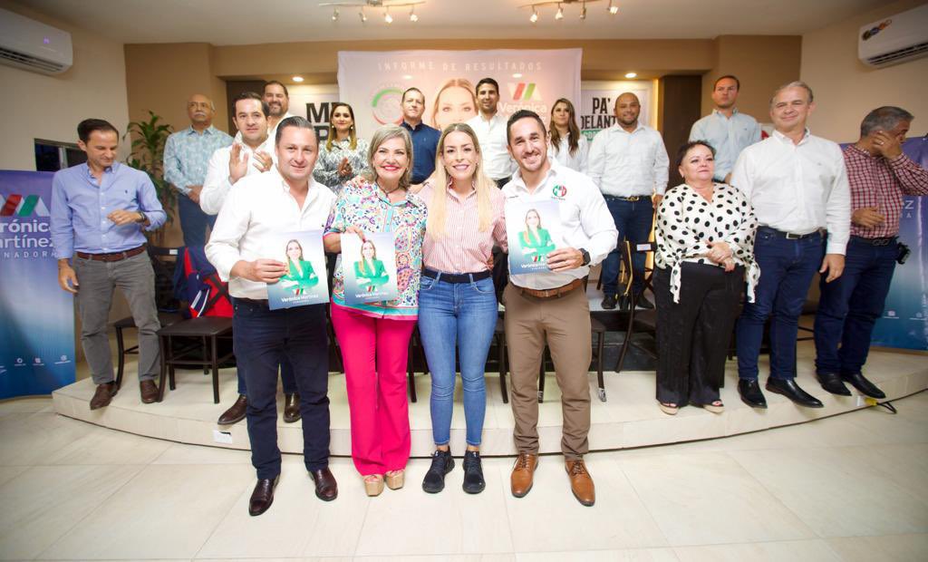 Veronica_mtz's tweet photo. Bien mojados llegamos a #PiedrasNegras pero con el todo el ánimo y gusto de presentar mi informe ante la militancia de nuestro partido.

Agradezco a todos los que pudieron acompañarnos y por sus muestras de cariño.

Seguimos de cerca, cumpliéndole a la gente. 

#Coahuila https://t.co/IyfYqkYLMy