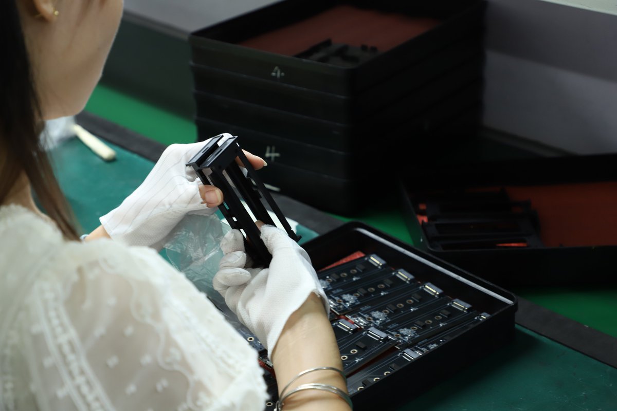 ZIKETECH's tweet photo. Guess what this is doing??🤠
#zikedrive #ziketech #zike #ssd #ssdenclosure
https://t.co/n6Xp2RJl00 https://t.co/Yo4oUAiziH