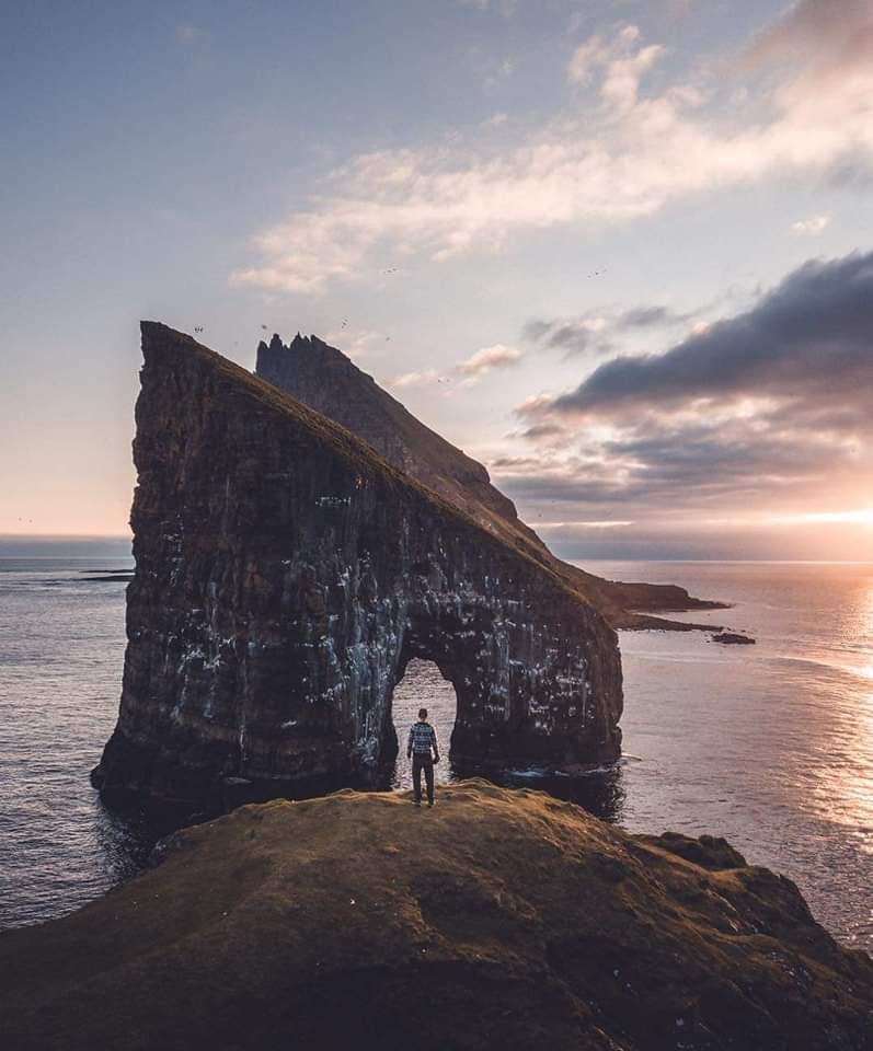 "لا أحد يعلم ما أصابك، ولا أحد يعلم كيف هي معركتك مع الحياة، وما الذي زَعزَع أمانك وطمس عفويتك، وكم كافحت وكم خسرت، 
لا أحد يعلم حقاً مَن أنت إلا الله، فلا تشتكي إلا له ولا تطلب المساعده من غيره.🌹 صباح الأمنيات الجميله 🌹