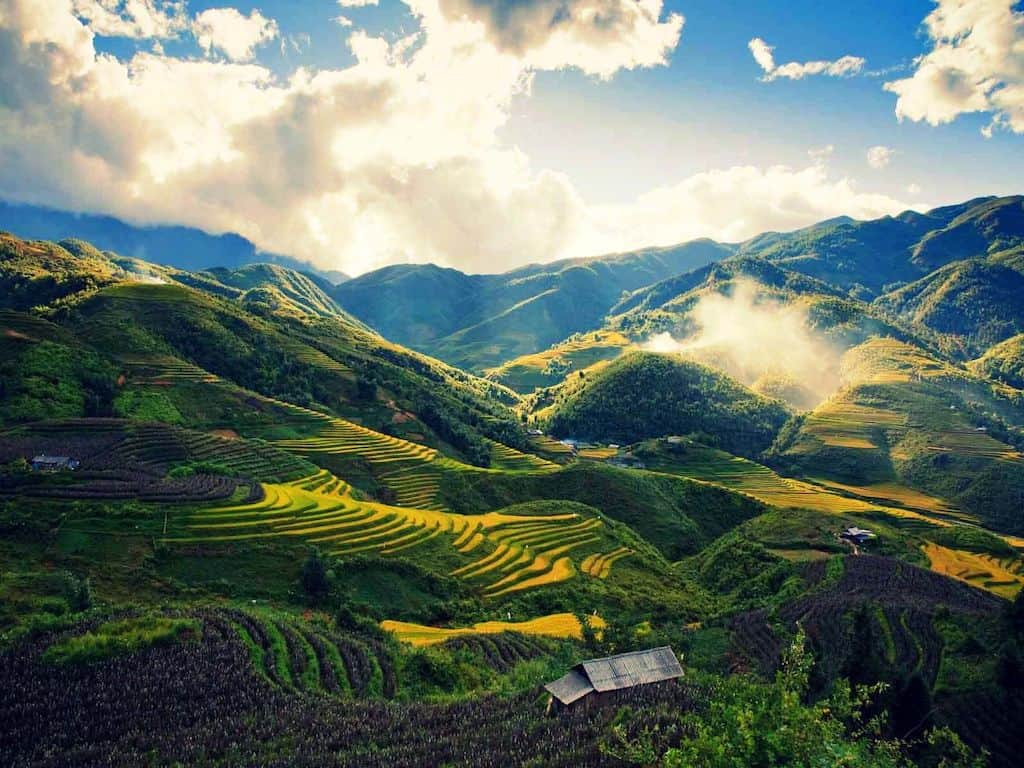 Sa Pa là một điểm du lịch cách trung tâm thành phố Lào Cai khoảng hơn 30 km. Nằm ở độ cao trung bình 1500 – 1800 m so với mặt nước biển, Thị Trấn Sapa luôn chìm trong làn mây bồng bềnh!