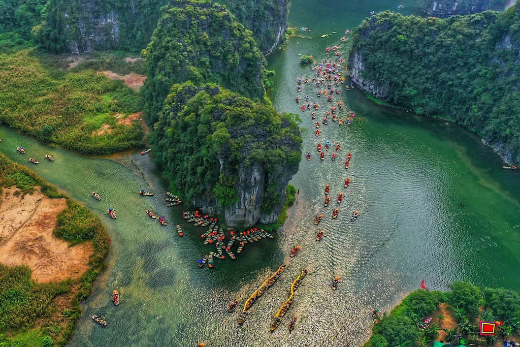 Ninh Bình - Việt Nam!
Ninh Bình có địa hình  Với 3/4 diện tích là đồi núi, địa hình karst đa dạng, hệ động thực vật phong phú đã hình thành nhiều khu du lịch có cảnh quan thiên nhiên đẹp, hấp dẫn khách du lịch, nổi tiếng!
