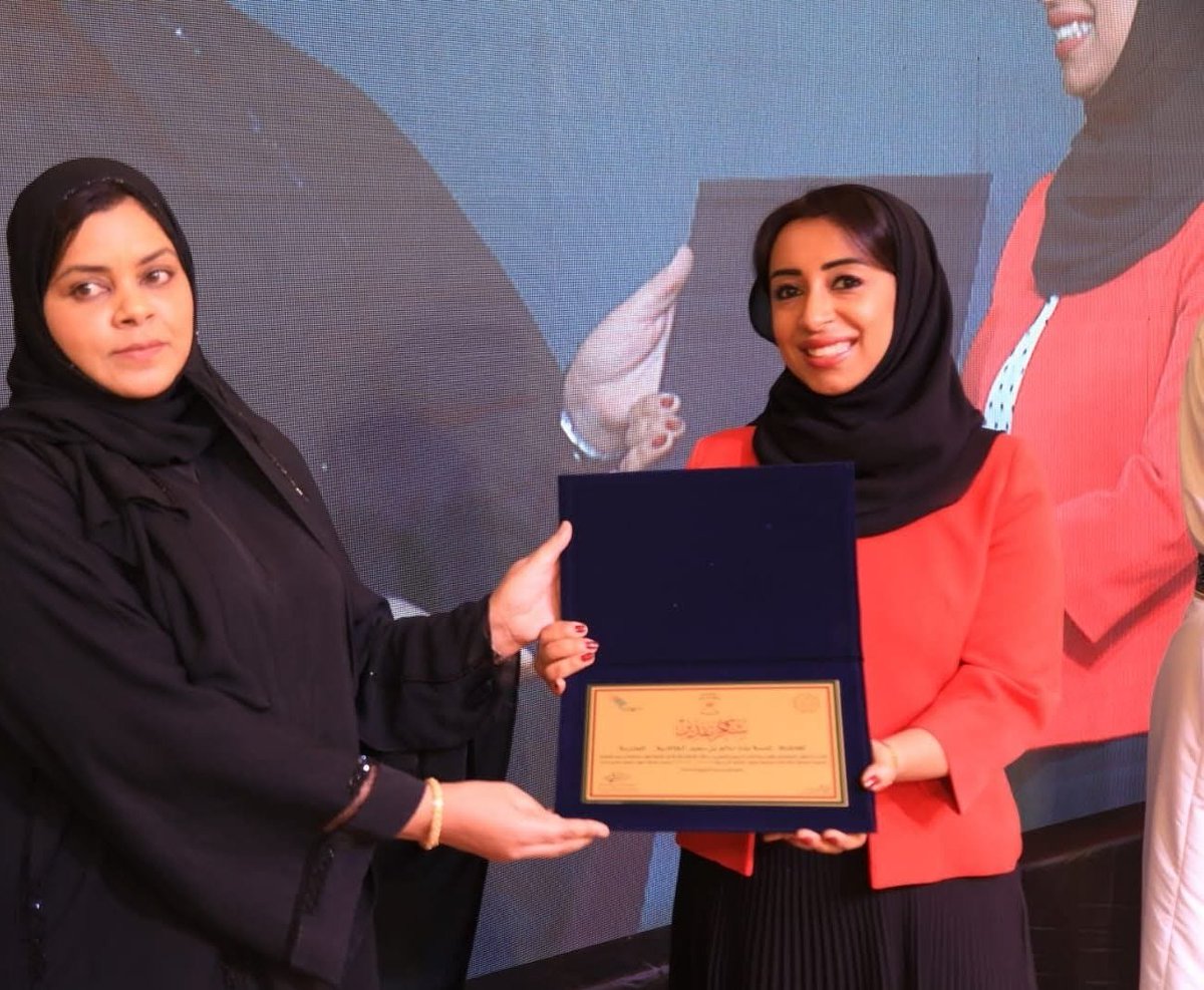 جانب من حفل تكريم الطلبه المجيدين لولاية صحم .. برعاية السيدة/ حجيجة بنت جيفر آل سعيد... شكراً سعادة الشيخ الوالي د/سلطان البطاشي وجميع القائمين على الحفل ..كما وتخلل الحفل تكريم أعضاء المجلس لإسهامهم في تطوير بيئة العمل التربوي..(لحظة تكريمي) شكراً السيده حجيجه بنت جيفر آل سعيد.