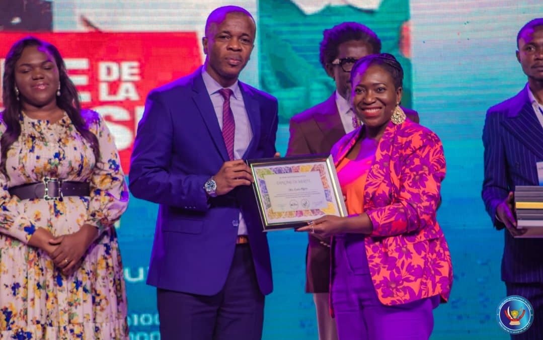 AsjRdc's tweet photo. Nos félicitations à Prof @NdjokoKarine, qui est parmi nos membres d'honneur, pour son diplôme de mérite décerné par «100 Jeunes Pages D’Espoir» pour le service rendu à la jeunesse et à la communauté. La cérémonie a eu lieu à l'Académie des Beaux Arts à Kin le vendredi 18Août2023 https://t.co/GhOdalmNsu
