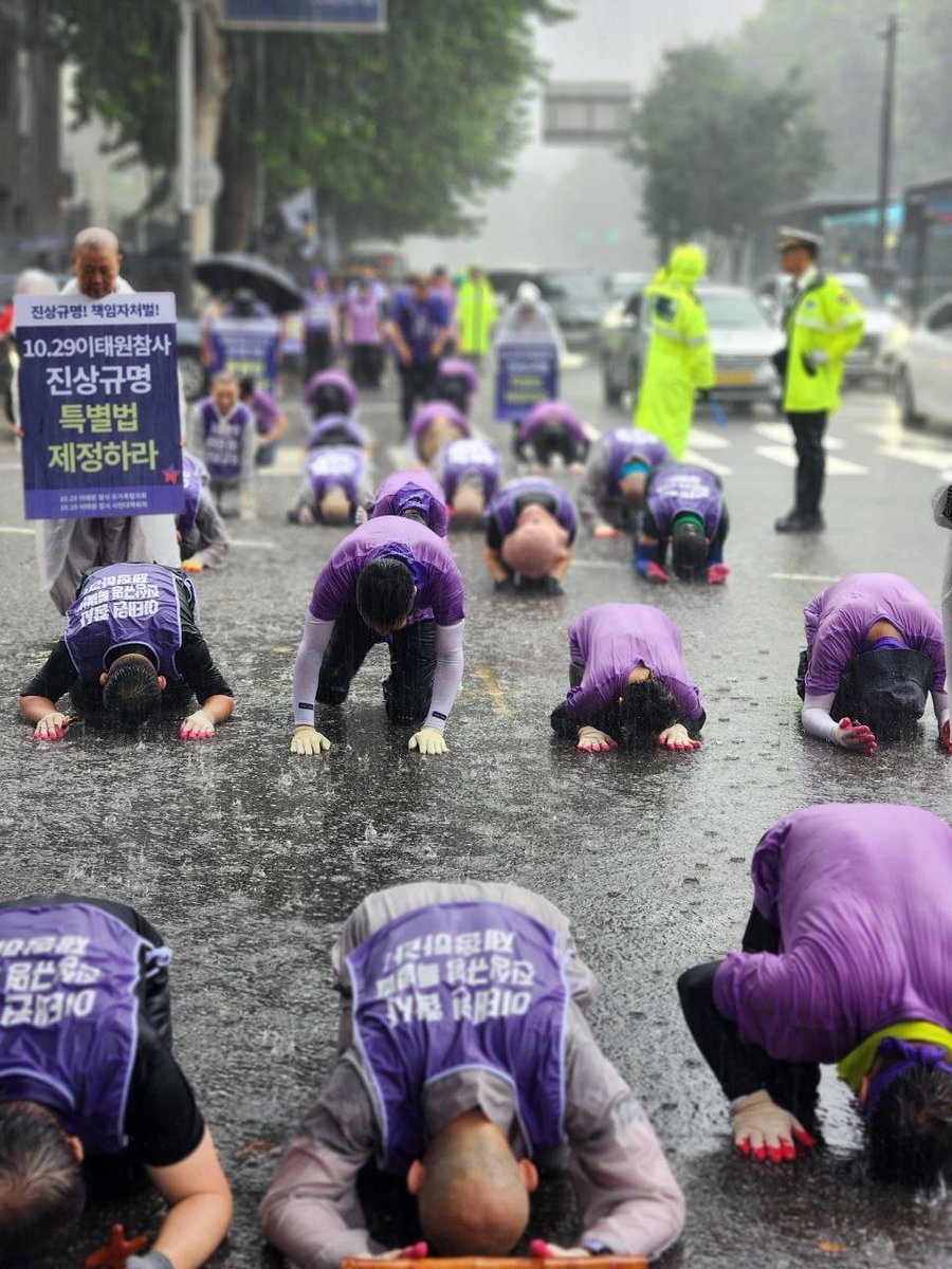 schema35943103's tweet photo. 이태원참사 300일 추모 '폭우 속 삼보일배'

10·29 이태원 참사 유가족과 4대종단, 시민들이 23일 오전 서울 서대문구 아현가구거리에서 출발해 마포역 방향으로 10·29 이태원 참사 진상규명 특별법 제정 촉구 및 300일 추모 삼보일배를 하며 행진하고 있다. https://t.co/Fw1RqsAIGK