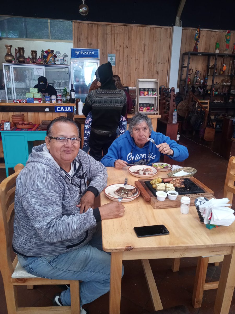 ALMORZANDO CON MÍ HERMANO DOUGLAS MÁS CONOCIDO COMO RAÚL VIVER CERCA DE MIRADOR DEL ÁRBOL BAÑOS