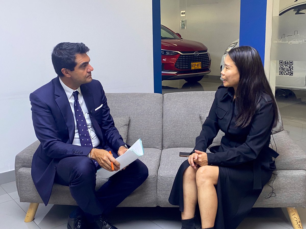 puentesjc's tweet photo. Estuvimos con Lara Zhang, gerente regional de @BYDCompany dialogamos sobre la operación de la compañía en 🇨🇴. Lara es un ejemplo de liderazgo femenino de una firma que promueve la transición energética y movilidad limpia. Todos los detalles en nuestro próximo podcast #WhyColombia https://t.co/p3HUzkOFBD