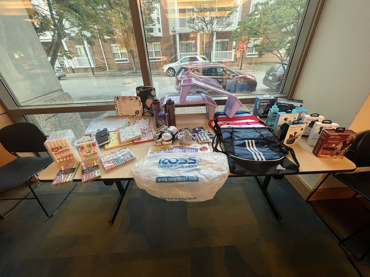 HCSFLEx's tweet photo. The FLEx team is ready for Open House!  Supply pick up, PTA membership , and meet the teacher ! We can’t wait to meet our families ! Thank you Ross Dress for Less for the $300 grant for school supplies for our students. https://t.co/f9NNxRus0d