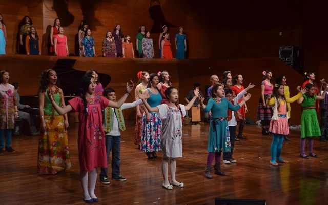 TurismoIntegra1's tweet photo. El Festival Internacional de Teatro Familiar, #FAMFEST, culmina en GAM, con jornada centrada en “Memoria, democracia y futuro”. Tryo Teatro Banda presenta Gabriela Mistral Canta Cuentos, y los Hermanos Ibarra Roa dirigen a "Coro ciudadano de niñxs". Ver en https://t.co/1t7MwFGXuP https://t.co/to48fpddcz