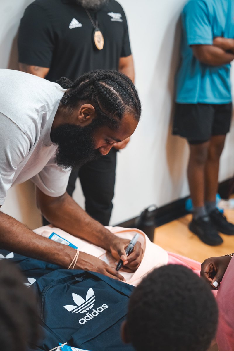 JHarden13's tweet photo. Special thanks to the parents & volunteers who took time out their day to help at the Food Bank & Back Pack give away over the weekend, you are appreciated #JHTownWeekend #Uno https://t.co/Shj3IzL3pn