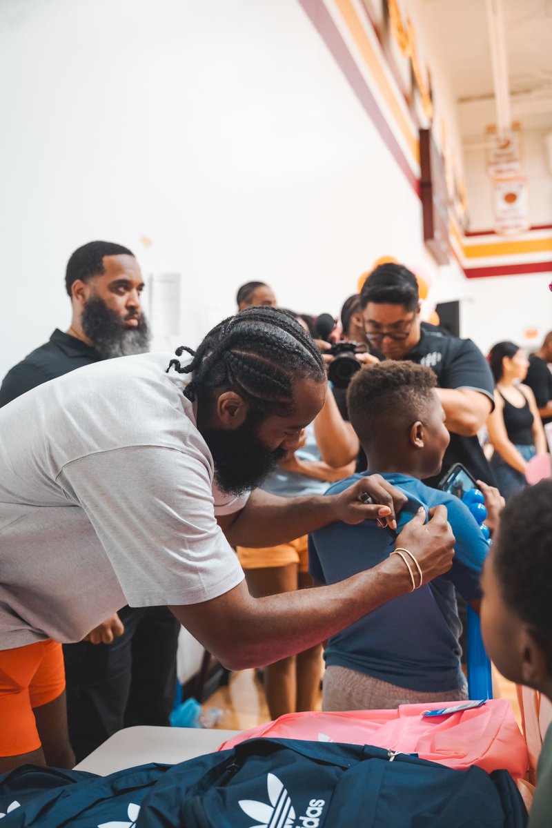 JHarden13's tweet photo. Special thanks to the parents & volunteers who took time out their day to help at the Food Bank & Back Pack give away over the weekend, you are appreciated #JHTownWeekend #Uno https://t.co/Shj3IzL3pn
