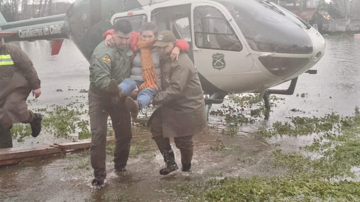 Carab_Maule's tweet photo. #Curicó: Carabineros con el apoyo del helicóptero 🚁 institucional, logró el rescate de 14 personas que se encontraban aisladas debido al #SistemaFrontal en el sector de #Upeo #CarabinerosDeTodos https://t.co/YBbAciIQp9