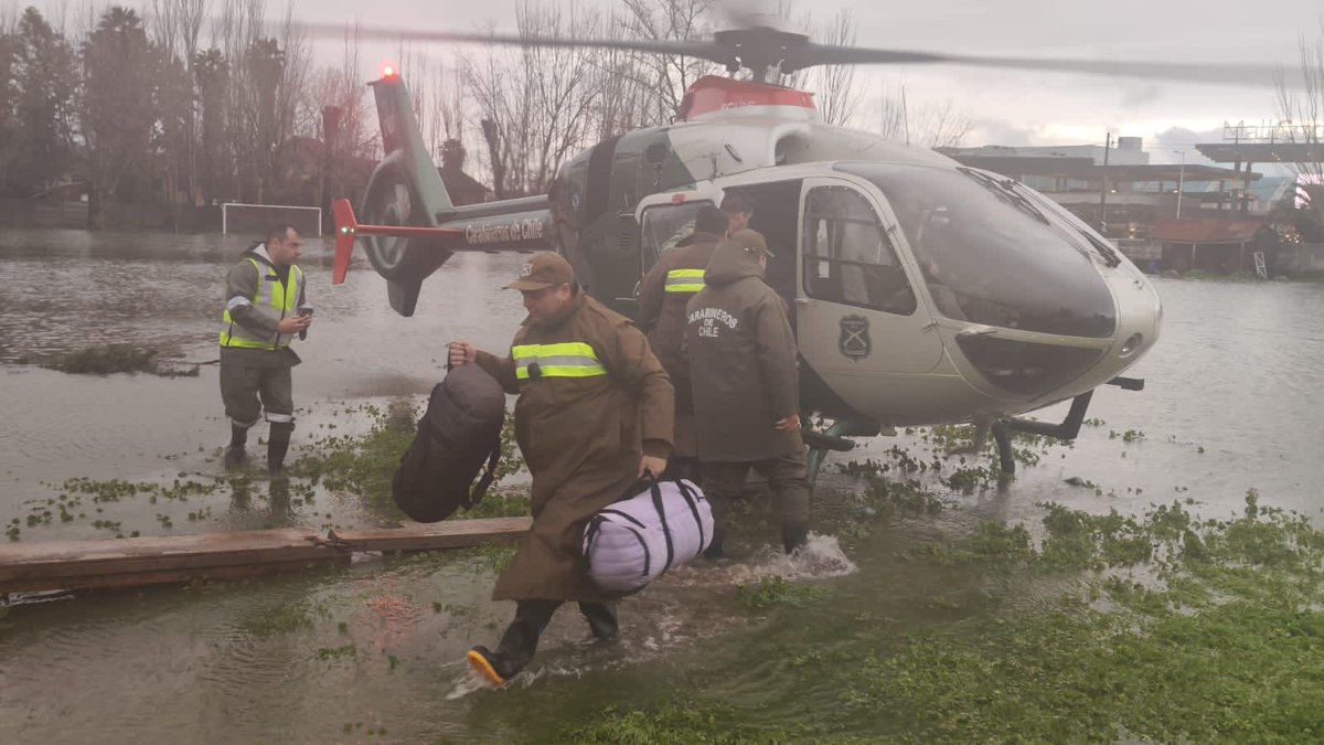 Carab_Maule's tweet photo. #Curicó: Carabineros con el apoyo del helicóptero 🚁 institucional, logró el rescate de 14 personas que se encontraban aisladas debido al #SistemaFrontal en el sector de #Upeo #CarabinerosDeTodos https://t.co/YBbAciIQp9