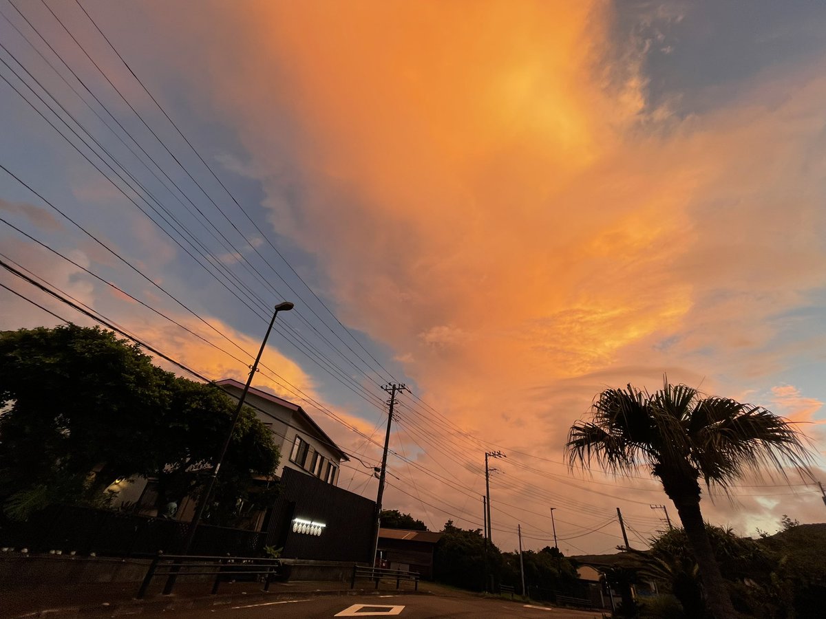 38k310m's tweet photo. 2023.8.23 5:00
朝焼けーーー

#三宅島 #朝焼け https://t.co/J6Lj1h7GCy