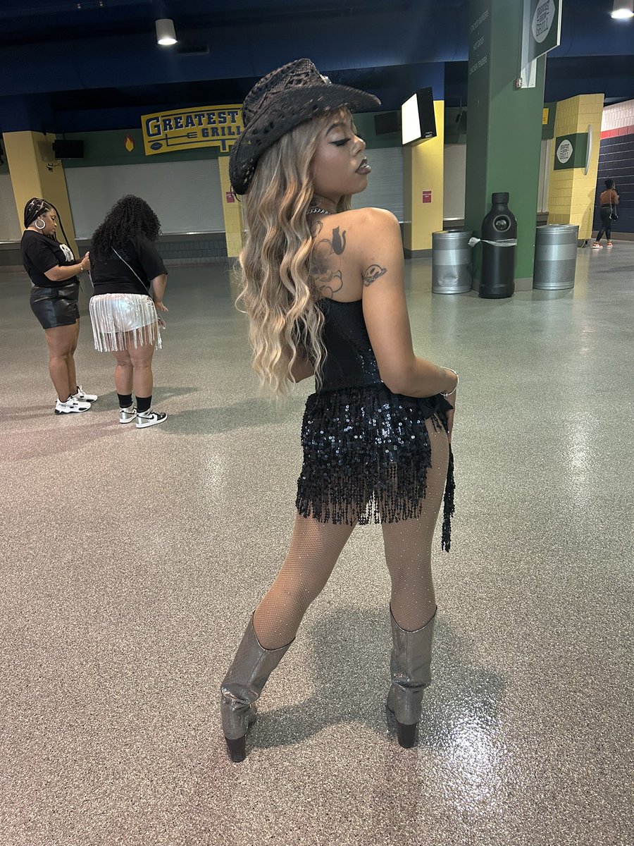 __Raebaybay's tweet photo. I’m sorry but Renaissance look is my favorite this year. https://t.co/Shm5MSHeGF