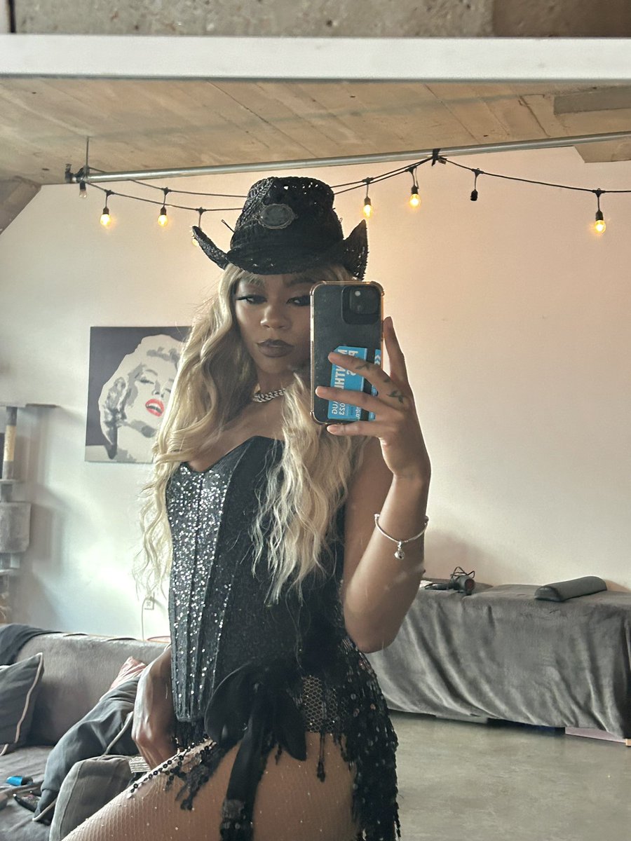 __Raebaybay's tweet photo. I’m sorry but Renaissance look is my favorite this year. https://t.co/Shm5MSHeGF