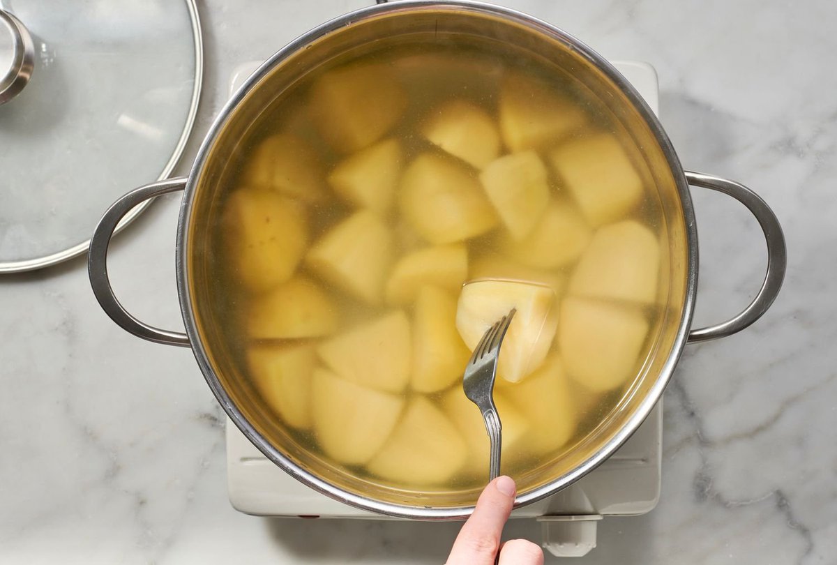 A lot of people don't know this, but at the end of each #KitchenCabinet episode Annabel Crabb actually cooks her guests. Here she is with Peter Dutton