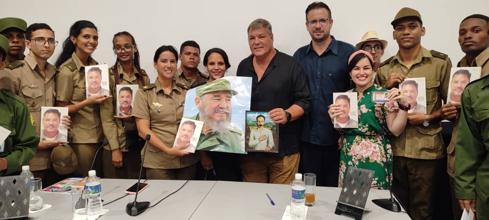 El héroe de la República de #Cuba Ramón Labañino presentó su libro "Hombre de silencio", en el Centro Fidel Castro.
 Jóvenes del MINFAR, quedaron impresionados con el intercambio, una destacada muchacha recibió su carné de la UJC.