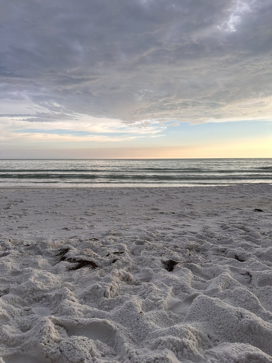 RacquelBJohn's tweet photo. In my latest newsletter, I talk about how a vision I had one morning became a reality. It looked exactly like this photo.🔗 — https://t.co/DNLcZQlm11 
#writer #actor #painter https://t.co/f4qq38UA4a