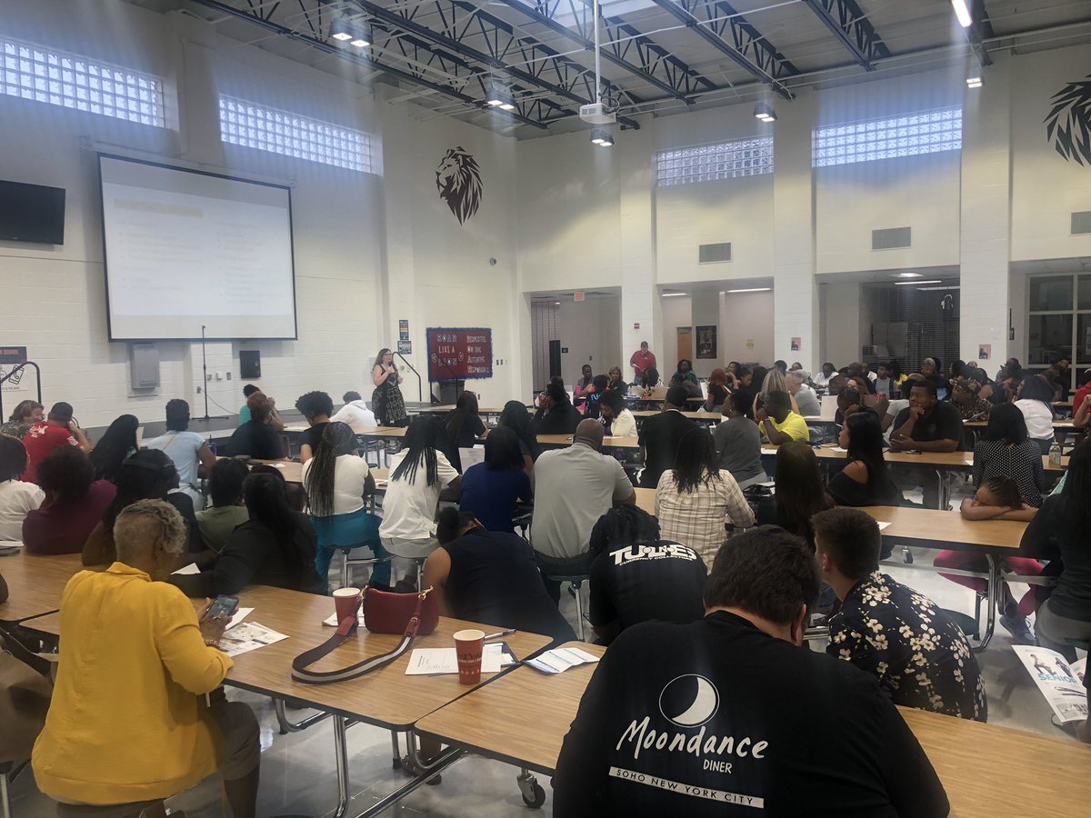 Twonmyree's tweet photo. #LevelingUpInExcellence
LHS Senior Parent Night
@LuellaHS_HCS @bhardnett12 @CoachMikalUwood https://t.co/JscI6DOcNO